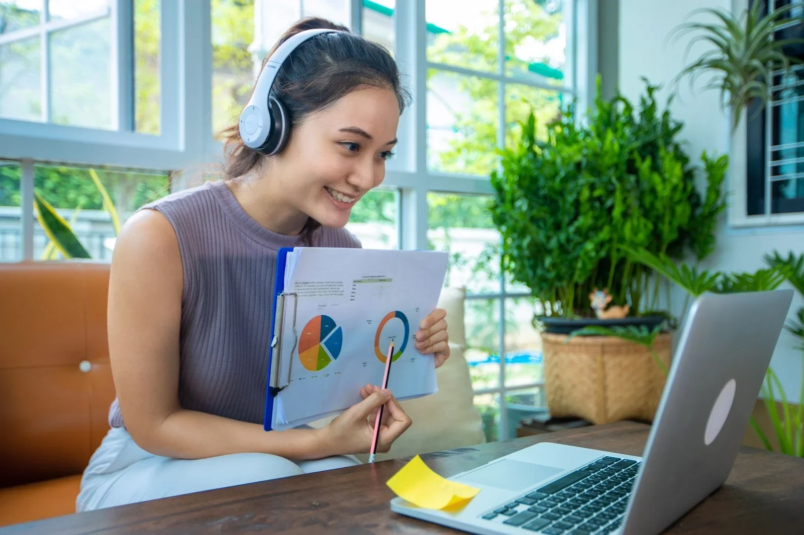 Doing Too Much? How a Virtual Assistant Can Help You Scale
